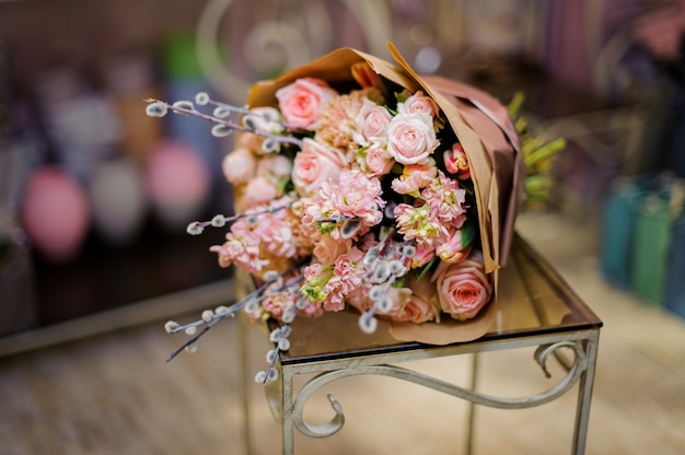 Prachtig boeket van roze kleur bloemen versierd met pussy-wilg liggend op een tafel