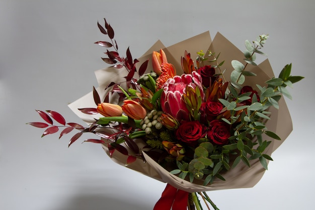 Prachtig boeket van tulp, leucospermum, leucadendron, protea, roos, selectieve aandacht