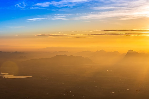 Prachtig bos en lucht Bergvallei tijdens zonsopgang Prachtig natuurlijk landschap in de zomer t