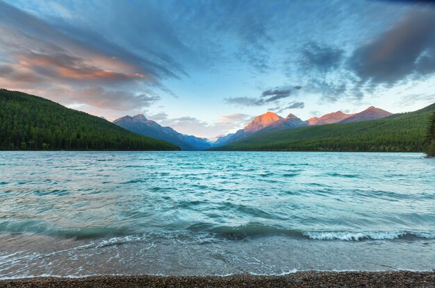 Prachtig Bowman-meer met weerspiegeling van de spectaculaire bergen in Glacier National Park, Montana, VS. Instagram-filter.