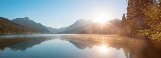 Prachtig Bowman-meer met weerspiegeling van de spectaculaire bergen in Glacier National Park Montana, VS