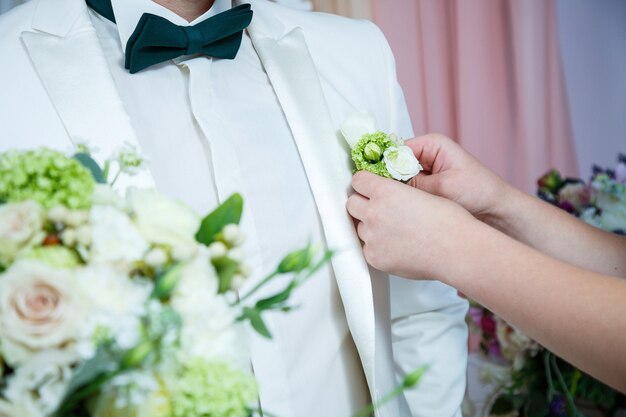 Prachtig bruidsboeket bloemen in de handen van de pasgetrouwden