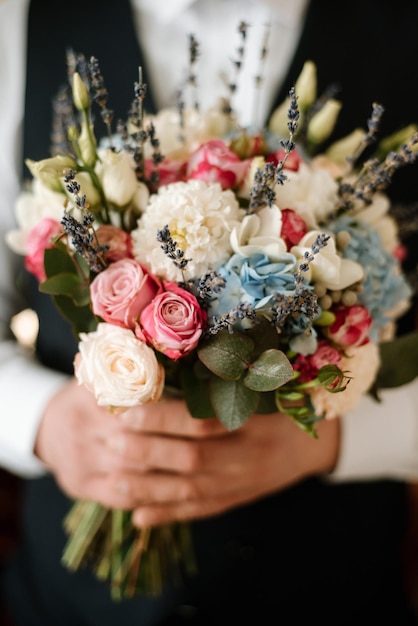 Prachtig bruidsboeket met verse bloemen op een trouwdag