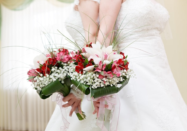 Prachtig bruidsboeket van lelies en rozen op een huwelijksfeest