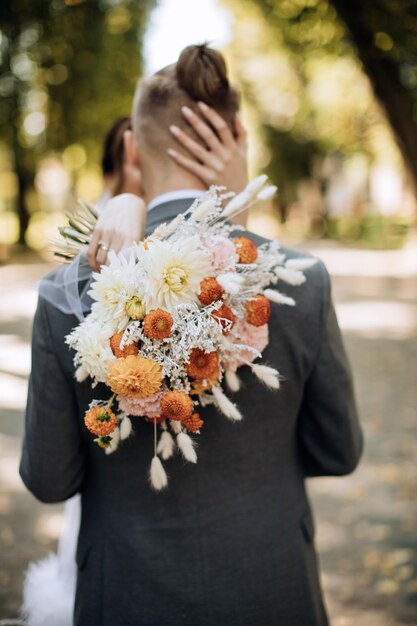 Prachtig bruidsboeket van wilde bloemen in een rustieke stijl