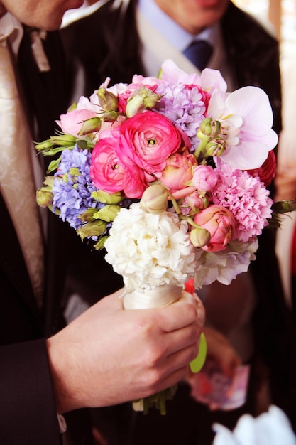 Prachtig bruiloft bruidsboeket van heldere bloemen