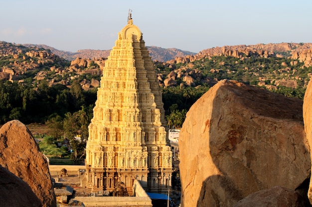 Prachtig buitenaanzicht van de Virupaksha-tempel?