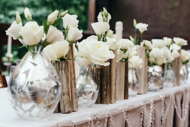 Prachtig decor op de bruiloft Bloemen op de achtergrond van het tafelkleed Gemiddeld plan