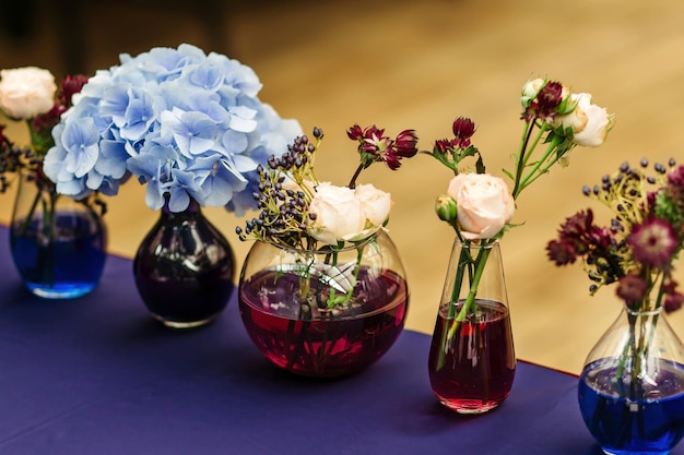 Prachtig decor op de bruiloft Bloemen staan op tafel De achtergrond is lichtbruin