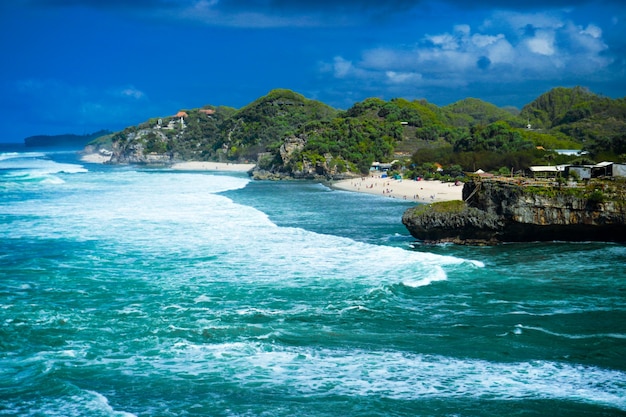 Prachtig Drini-strand en blauwe lucht in Yogyakarta