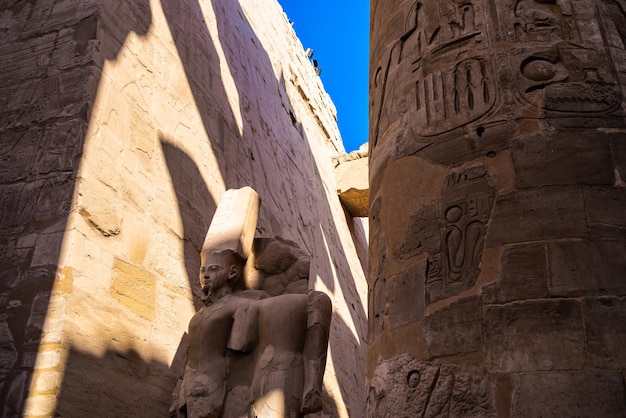 Prachtig Egyptisch oriëntatiepunt met hiërogliefen, vervallen tempels, obelisken, torens, Karnak