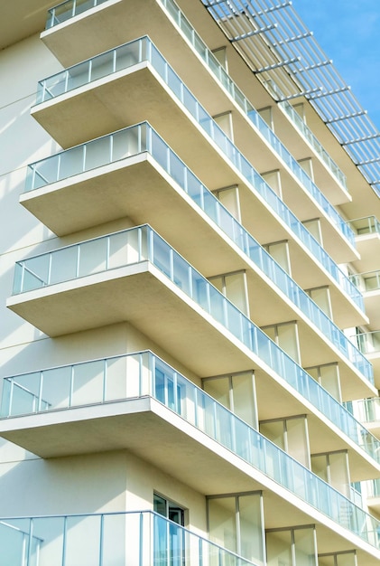 Prachtig eigentijds woongebouw buitenkant in het daglicht