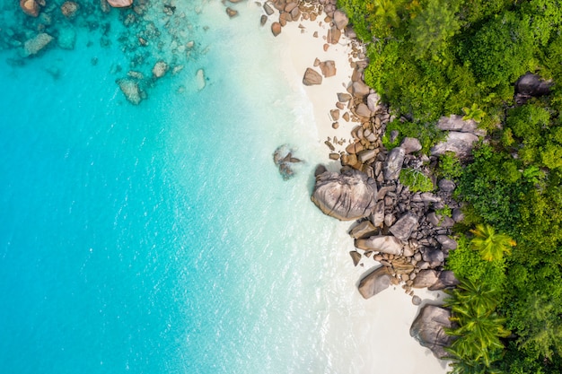 Prachtig eiland in de Seychellen. La digue, anse d'argent strand. Water stroomt, en golven schuimen op een tropisch landschap