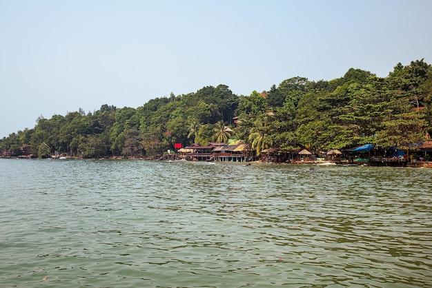 Prachtig eiland Koh Rong met armoedige cafés en oude hutjes op het strand