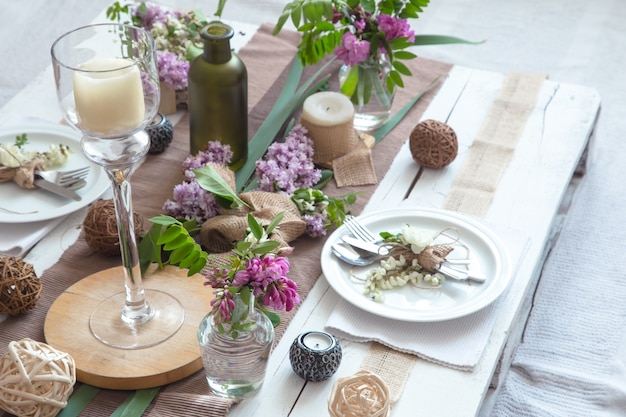 Prachtig elegant gedecoreerde tafel voor op vakantie - bruiloft of valentijn met modern bestek, strik, glas, kaars en cadeau