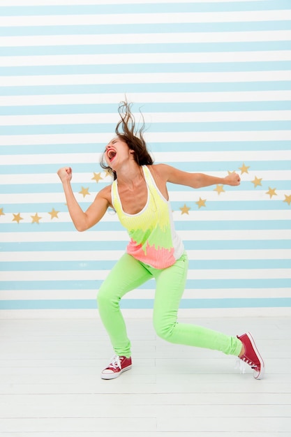 Prachtig en mooi. Gek meisje in kleurrijke sportieve kleding. Mode en schoonheid. Hipster meisje. Hip hop vrouw danser. Gelukkig en stijlvolle sexy vrouw. Glamour fotomodel.