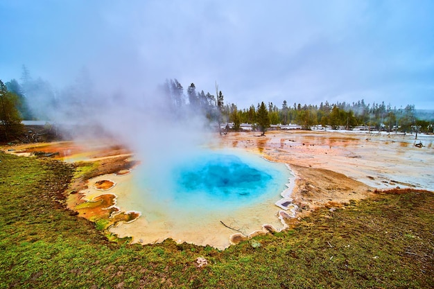 Prachtig en stomend diepblauw zwembad in Yellowstone