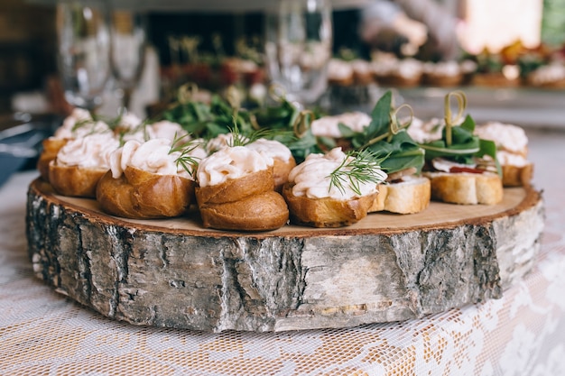 Prachtig gedecoreerde catering-bankettafel met verschillende snacks en hapjes op zakelijke kerstverjaardagsfeestje of huwelijksfeest