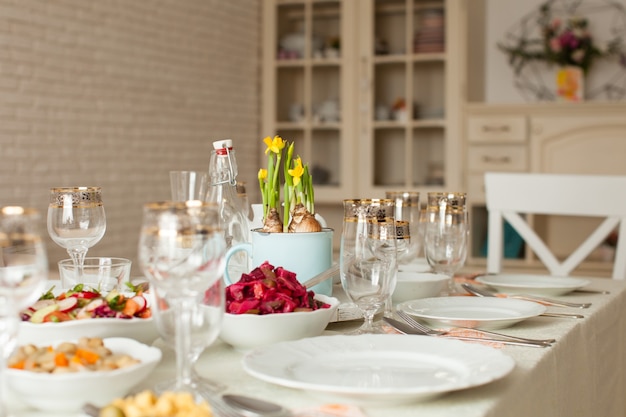 Prachtig gedecoreerde tafel met focus op smakelijke salade