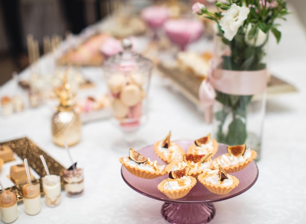 Prachtig gedecoreerde tafel met zoete candybar