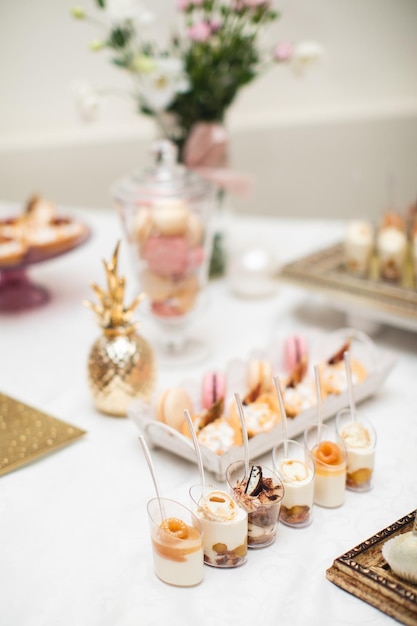 Prachtig gedecoreerde tafel met zoete candybar