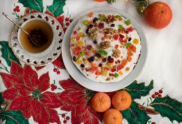 Prachtig gediende feestelijke kersttafel met traditionele gebakjes en mandarijnen