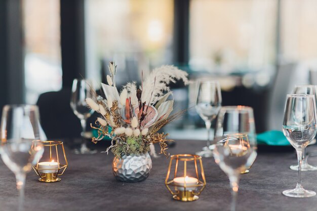 Prachtig gediende tafel in een restaurant