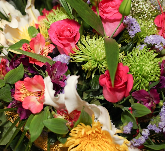 Prachtig gekleurd boeket met veel verschillende bloemen