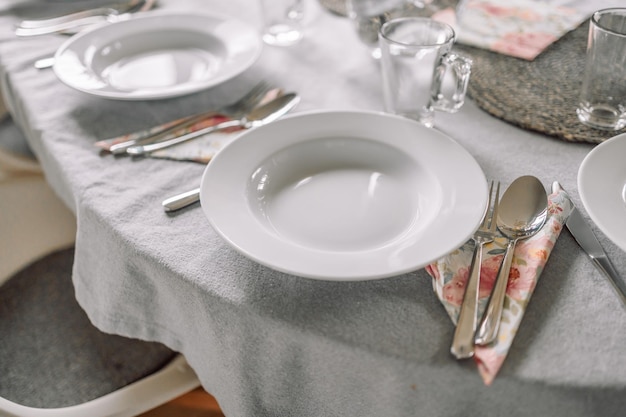 Prachtig georganiseerd evenement rond geserveerd tafel banket klaar voor gasten rond versierde tafel met e