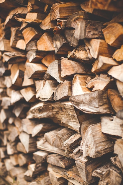 Prachtig gestapeld brandhout natuurlijk hout voor verbranding in de oven