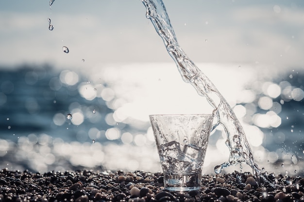 Prachtig glas met ijs en puur mineraalwater