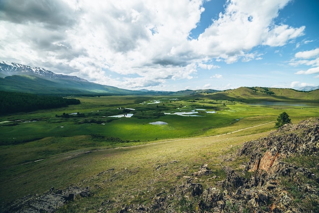 Prachtig groen berglandschap met meersysteem op plateau tussen bosheuvels.