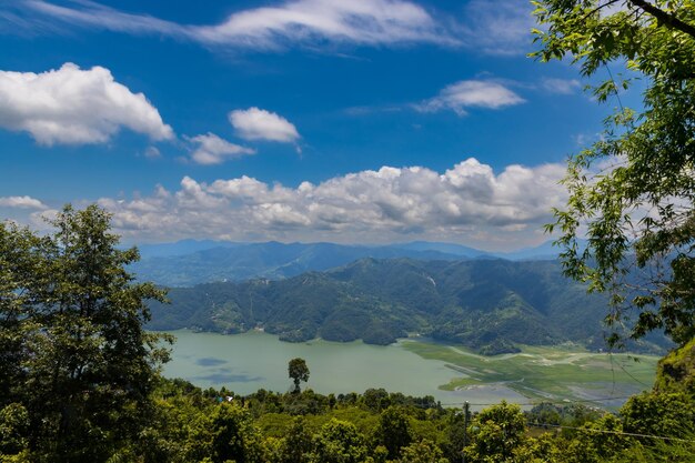 Prachtig groen Phewa-meer met boten en groene bergen in de stad Pokhara in Nepal tijdens de moesson