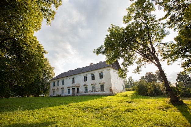 Prachtig groot oud landgoed in het bos dat moet worden gerestaureerd