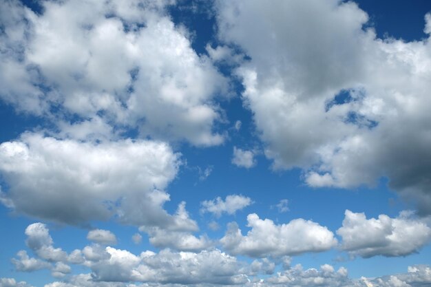 Prachtig hemellandschap met witte en grijze wolken op heldere zonnige dag horizontaal zicht