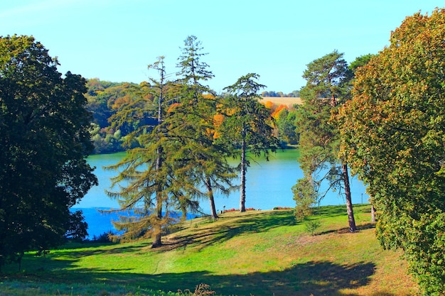 prachtig herfstlandschap met een schilderachtig meer en bomen