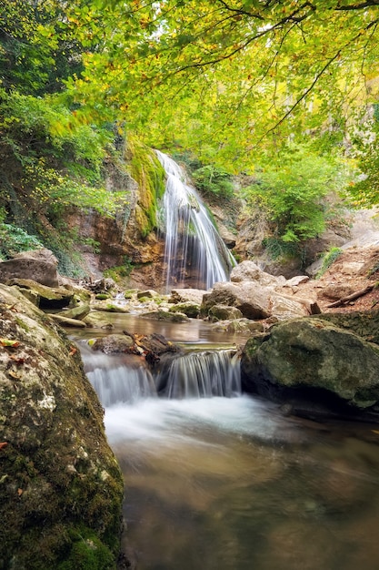 Prachtig herfstlandschap met waterval. Samenstelling van de natuur