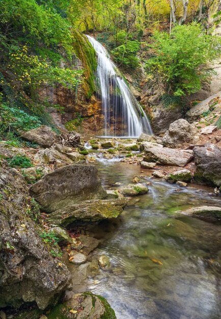 Prachtig herfstlandschap met waterval