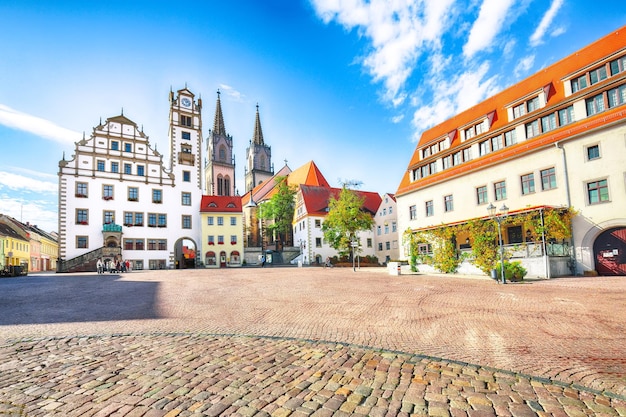 Prachtig herfstlandschap van het centrale plein van Oschatz met de Stadtverwaltung en de kerk van St. Aegidien