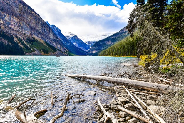 Prachtig herfstuitzicht op het iconische Lake Louise in Banff National Park Alberta Canada