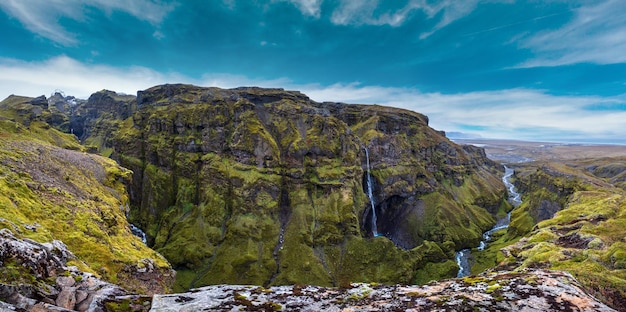 Prachtig herfstzicht vanaf de Mulagljufur-kloof naar de Fjallsarlon-gletsjer met de Breidarlon-ijslagune, IJsland en de Atlantische Oceaan in de verte. Het is de zuidkant van de Vatnajokull-ijskap en de Oraefajokull-vulkaan