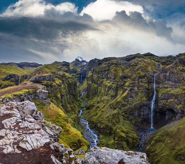 Prachtig herfstzicht vanaf de Mulagljufur-kloof naar de Fjallsarlon-gletsjer met de Breidarlon-ijslagune IJsland Niet ver van de ringweg en aan de zuidkant van de Vatnajokull-ijskap en de Oraefajokull-vulkaan