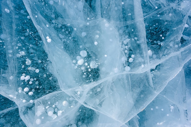 Prachtig ijs van het Baikalmeer met abstracte scheuren en bevroren luchtbellen