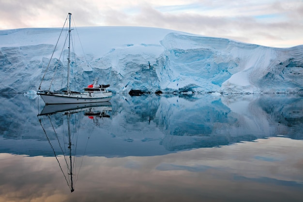 Prachtig ijzig uitzicht op antarctica bij daglicht
