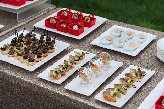 Prachtig ingerichte horeca feestzaal tafel met verschillende snacks en hapjes met sandwich