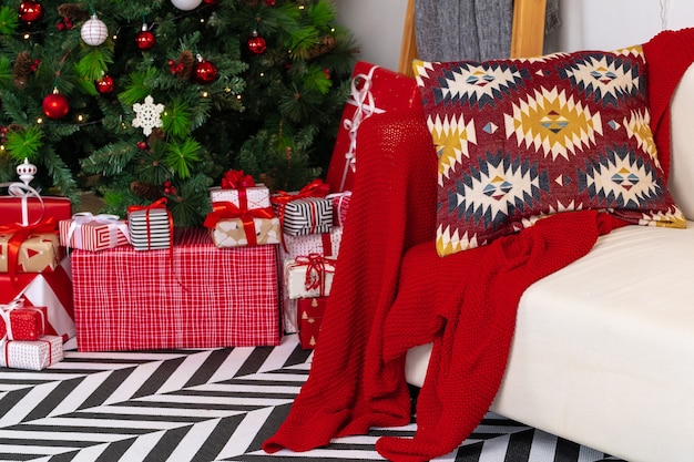 Prachtig ingerichte kerstkamer met dennenboom en witte bank