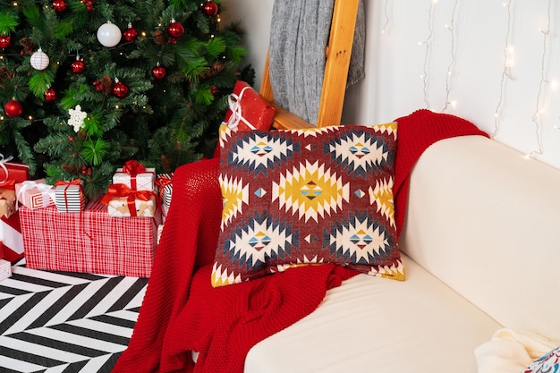 Prachtig ingerichte kerstkamer met dennenboom en witte bank