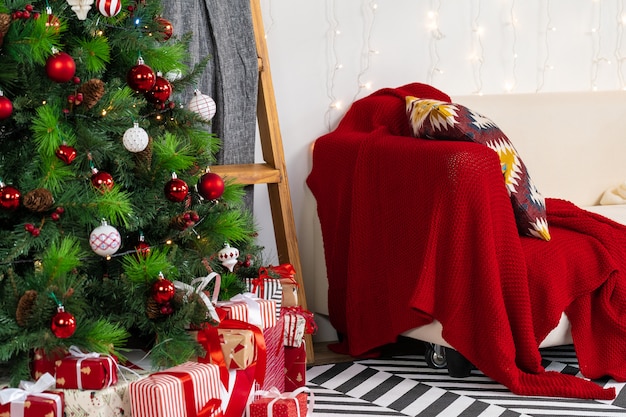 Prachtig ingerichte kerstkamer met dennenboom en witte bank