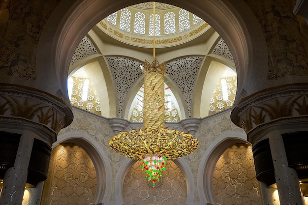 Prachtig interieur van de Sheikh Zayed Grand Mosque in Abu Dhabi