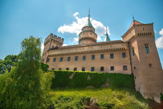 Prachtig kasteel als een sprookje. Slowakije cultuur. Kasteel van Bojnice.